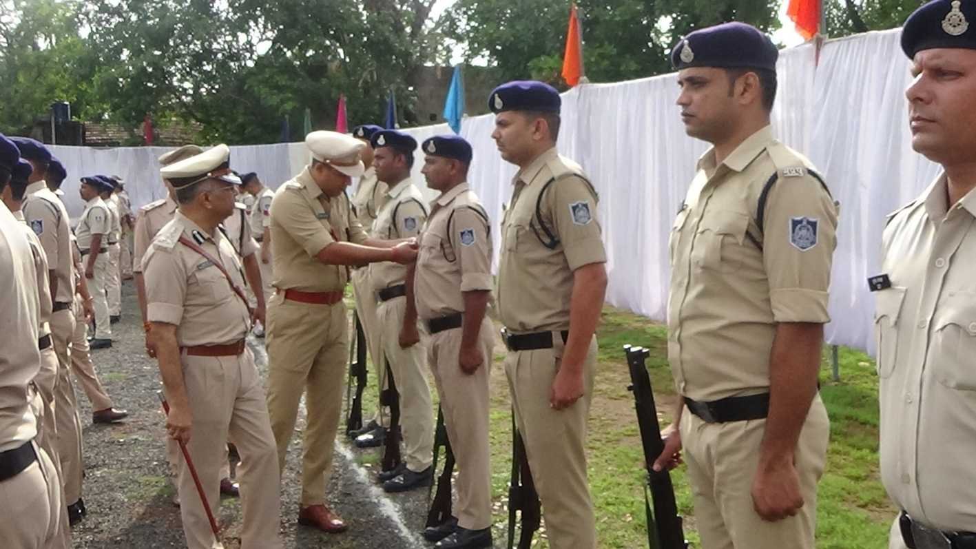 पुलिस उपमहानिरीक्षक ने किया जिला पुलिस बल का निरीक्षण