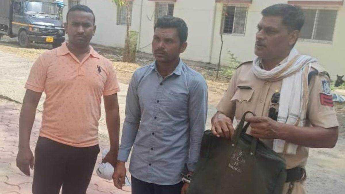 जिसे लोग मजदूर समझते रहे, वो निकला आठ साल से फरार डकैत
