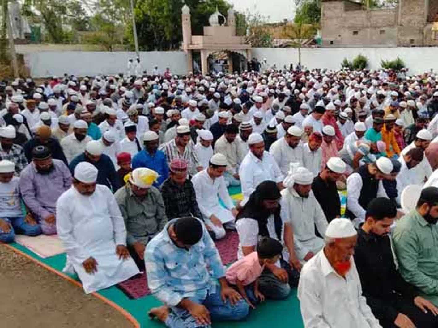 अमन, चैन की दुआ में उठे हजारों हाथ