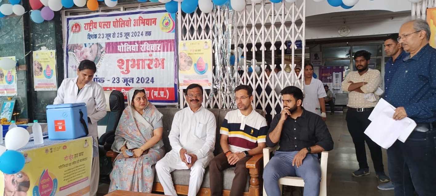 कलेक्टर ने बच्चों को पिलाई पोलियो की दवा