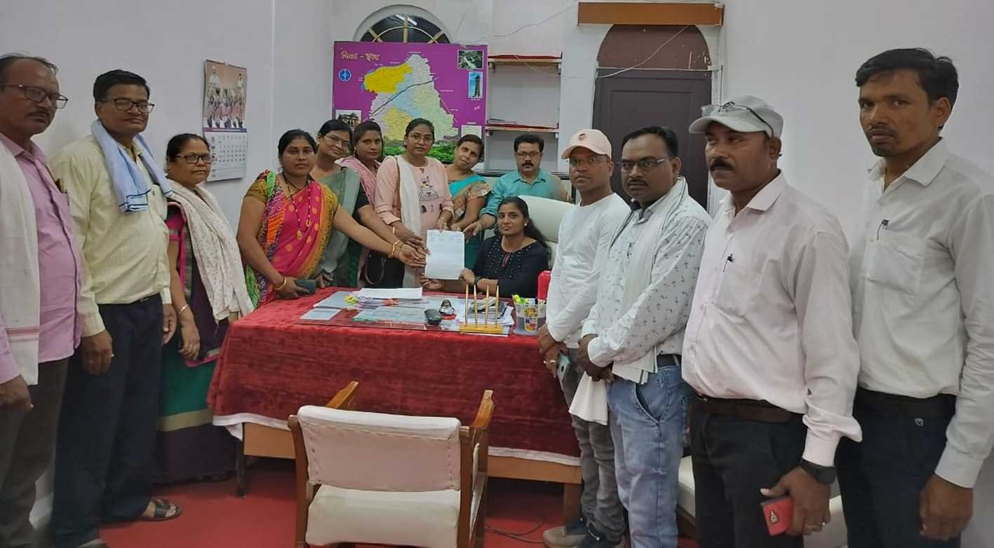 अजाक्स ने राष्ट्रपति के नाम संयुक्त कलेक्टर को सौंपा ज्ञापन