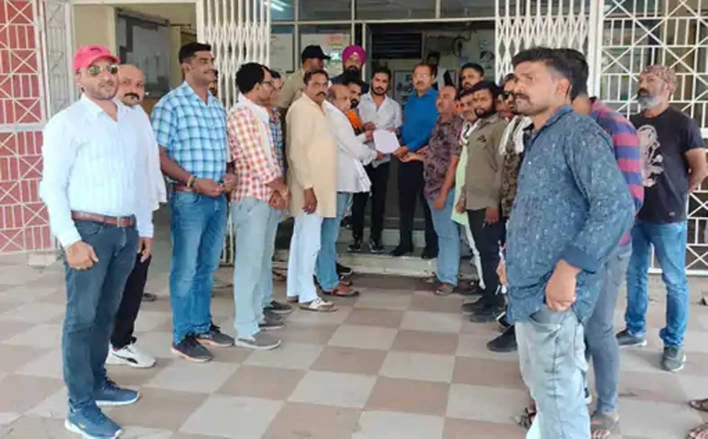 गौ तस्करों पर रोक लगाने की मांग, सौंपा ज्ञापन
