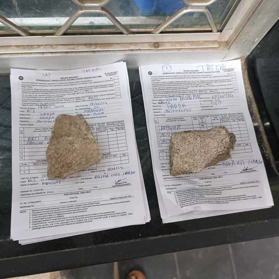 तत्काल टिकिट पाने के लिए यात्री हो रहे परेशान
