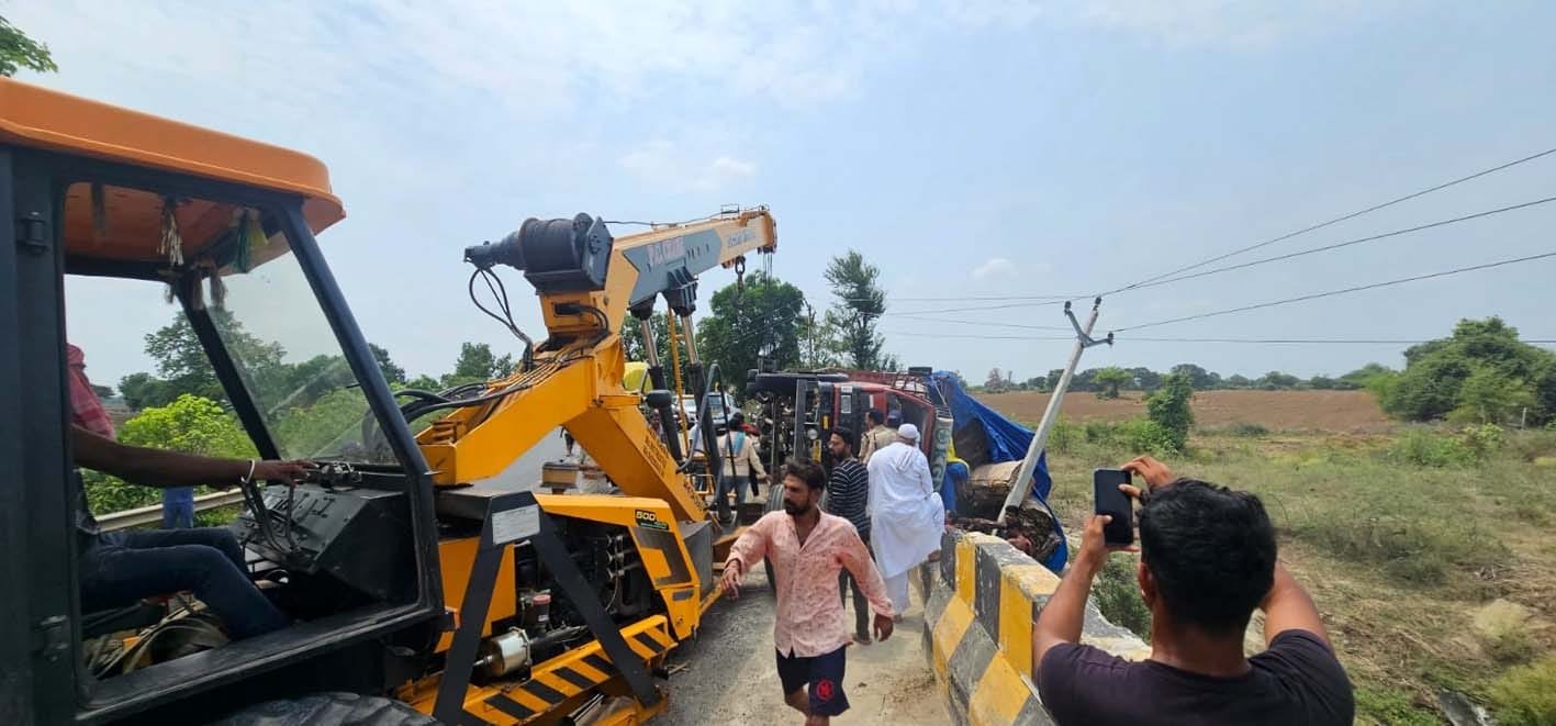 चारखेड़ा पुलिया के पास पलटा ट्रक