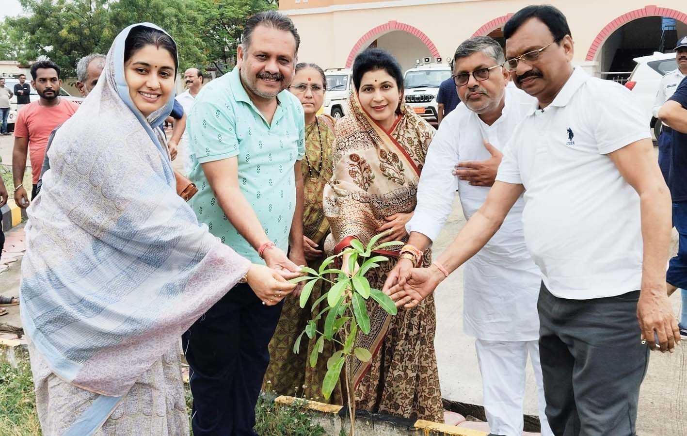 मंत्री कृष्णा गौर ने सप्तपर्णी का पौधा लगाया