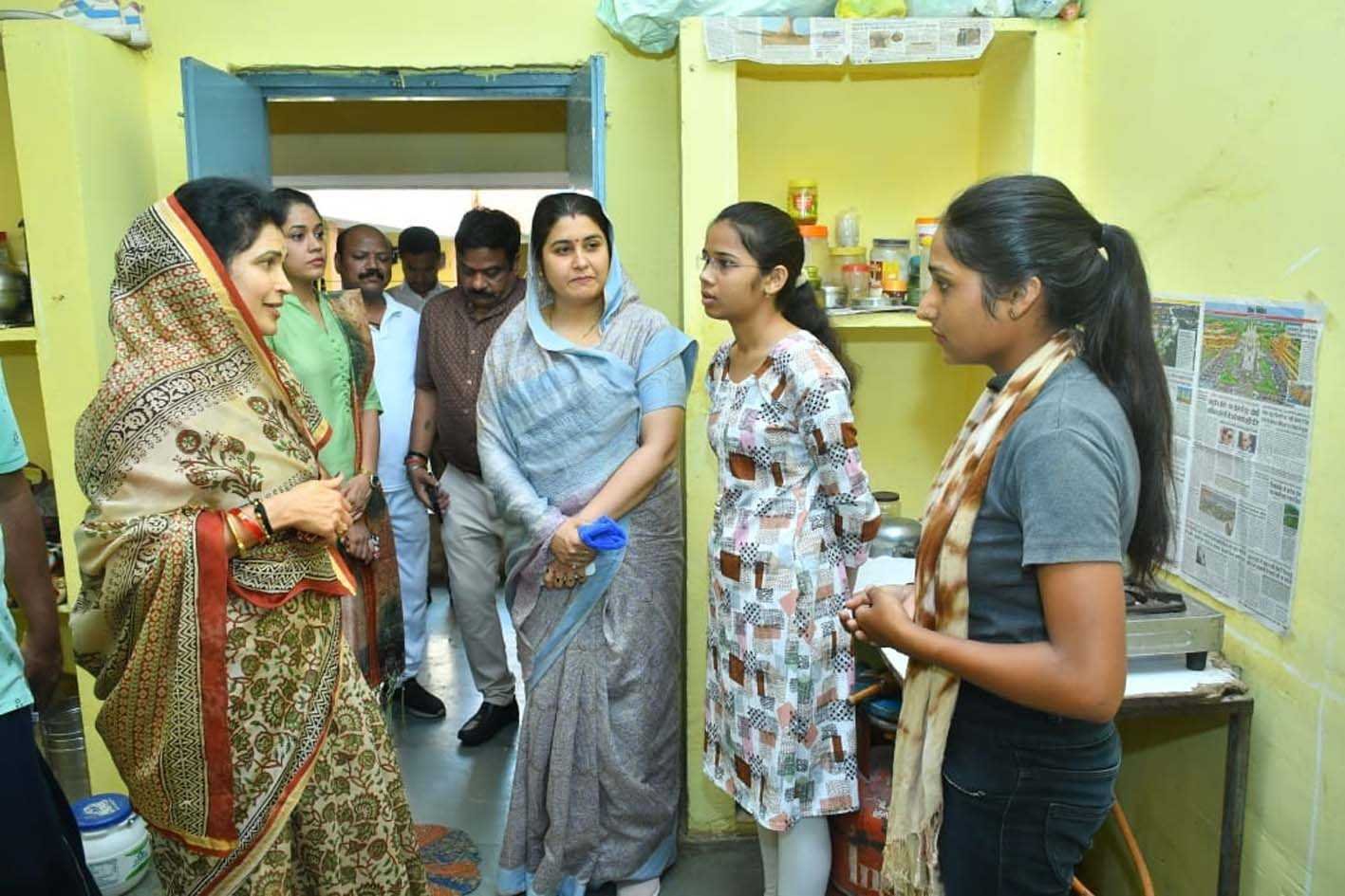 पिछड़ा वर्ग कल्याण विभाग के छात्रावास का किया निरीक्षण  