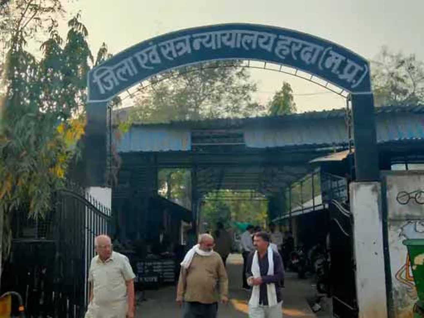 लोगों को कट्टा दिखाकर धमकाने वाले बदमाश को दो साल की सजा