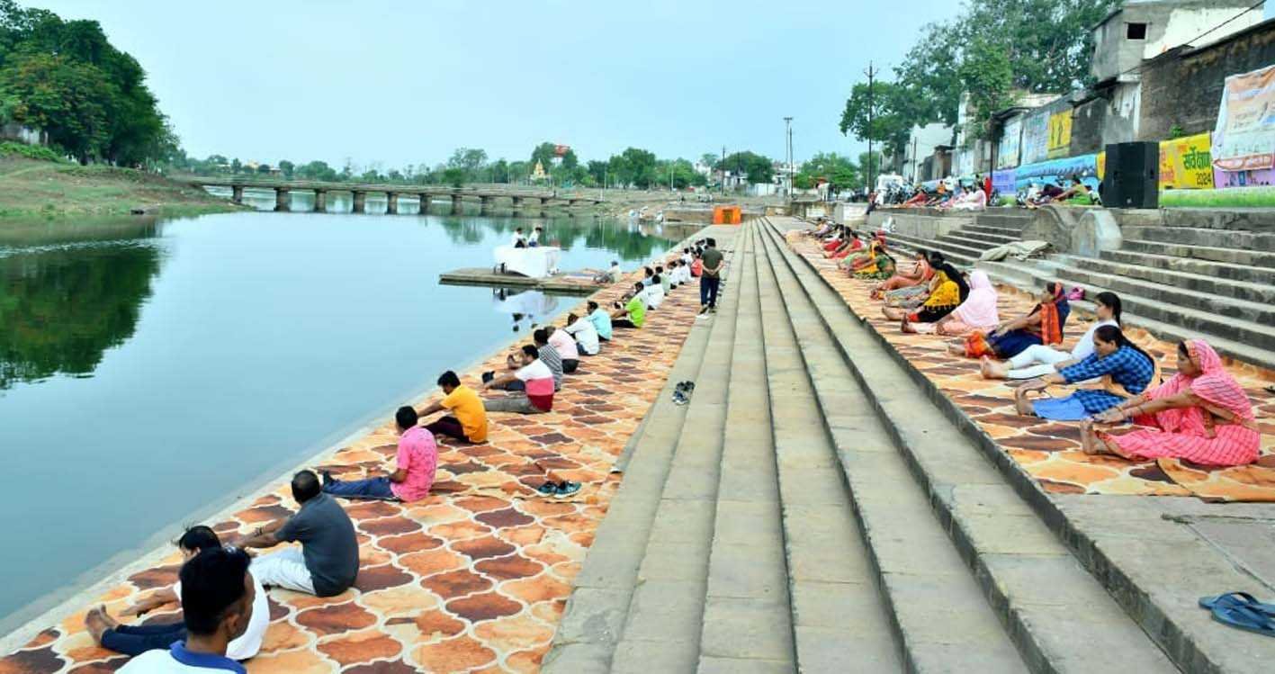 अजनाल तट के पेड़ी घाट पर भी हुआ सामूहिक योगाभ्यास