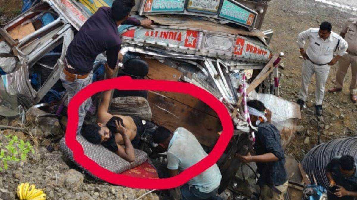 पहाड़ी से टकराया ट्राला, अंदर फंसे ड्राइवर ने लगाई जान बचाने की गुहार तो ग्रामीणों ने 4 घंटे की मशक्कत के बाद उसे बाहर निकाला
