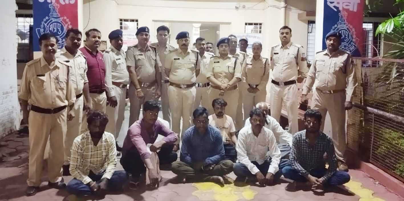 कॉम्बिंग गस्त कर एक ही रात में पुलिस ने पकड़े 47 वारंटी