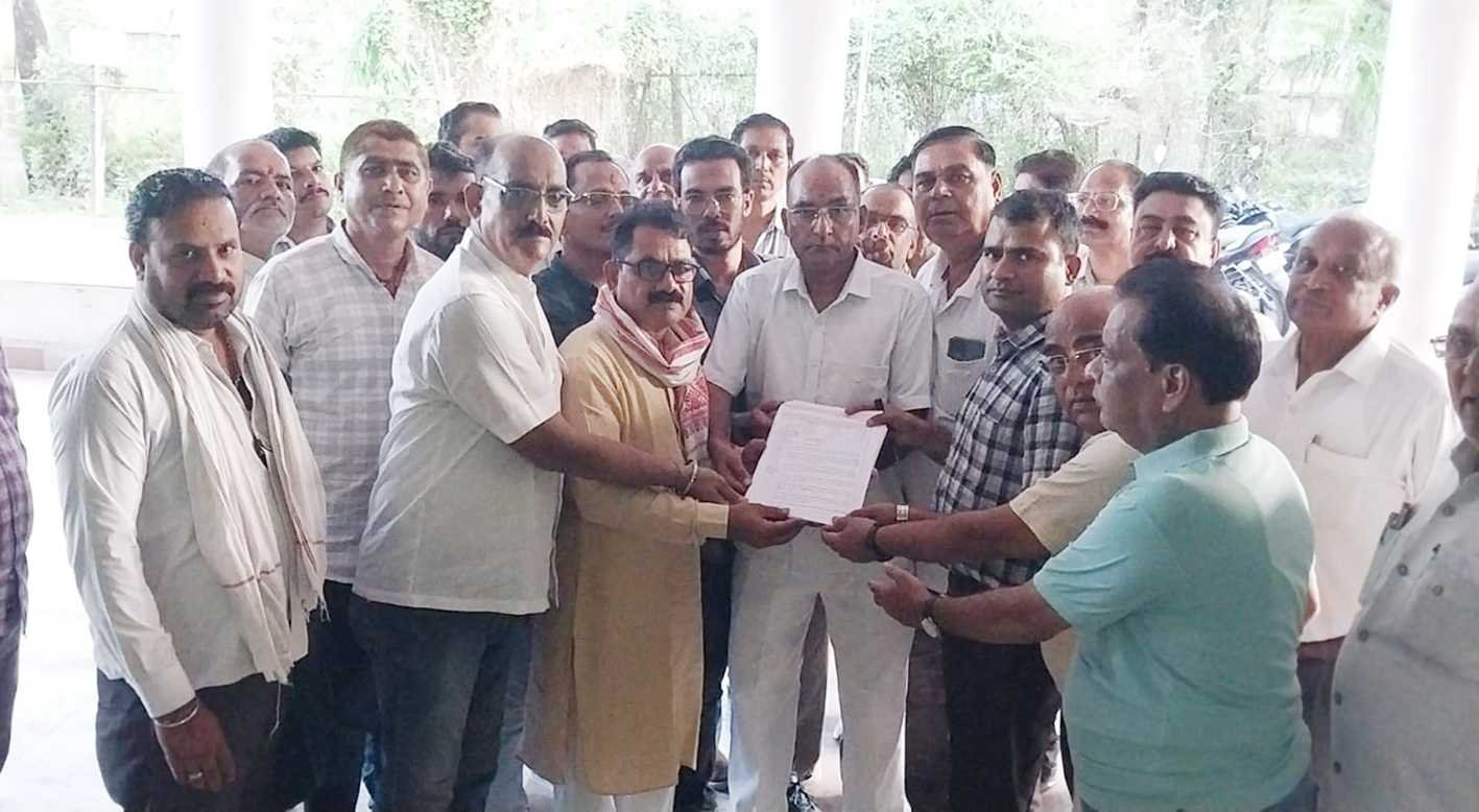 विभिन्न मांगों को लेकर जिला शिक्षा अधिकारी के नाम सौंपा ज्ञापन