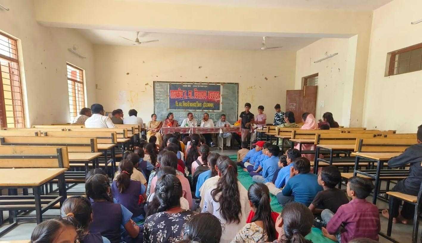 नेताजी कुर्सी पर सामने की बैंचे खाली लेकिन देश के भविष्य को जमीन पर बैठाया