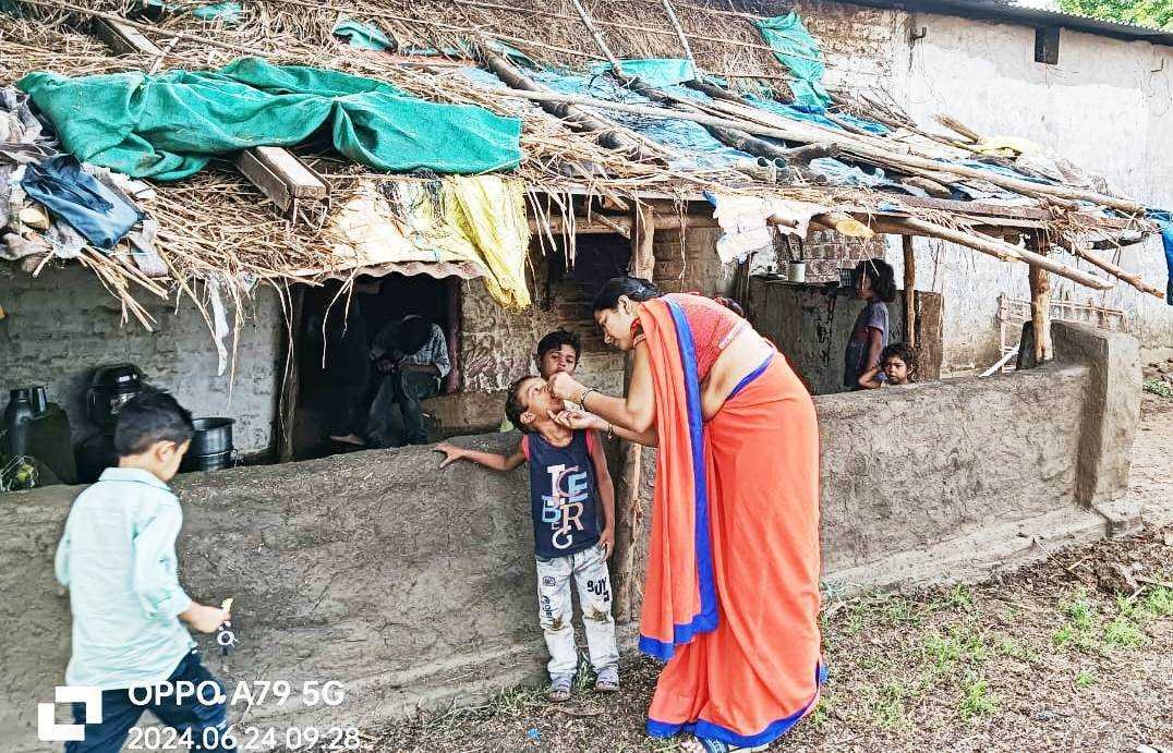 पल्स पोलियो अभियान के तहत घर-घर जाकर पिलाई जा रही पोलियो की खुराक