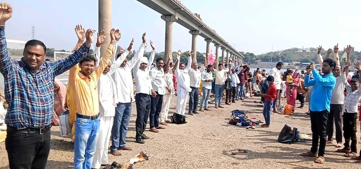 मानव श्रृंखला बनाकर की जल संरक्षण की अपील