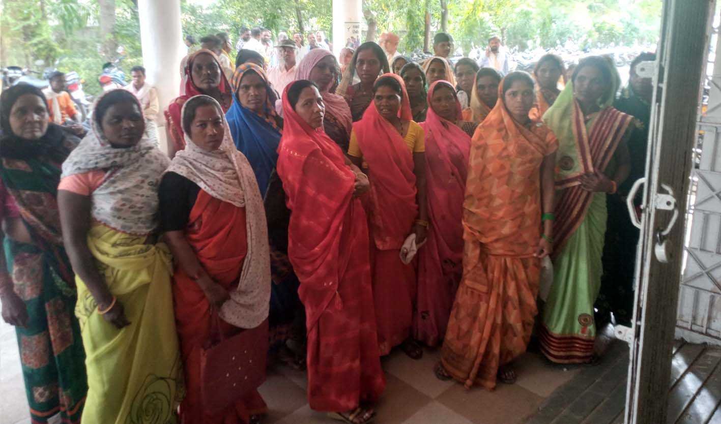 दो गांव की सैकड़ों महिलाओं को नहीं मिल रहा लाड़ली बहना योजना का लाभ
