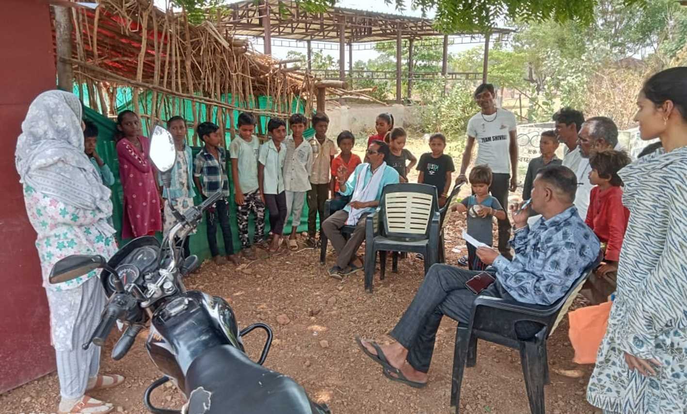 तपती दोपहरी में जारी प्रयास….  अनुपस्थित रहे बच्चों को मुख्यधारा से जोड़ने की कवायद