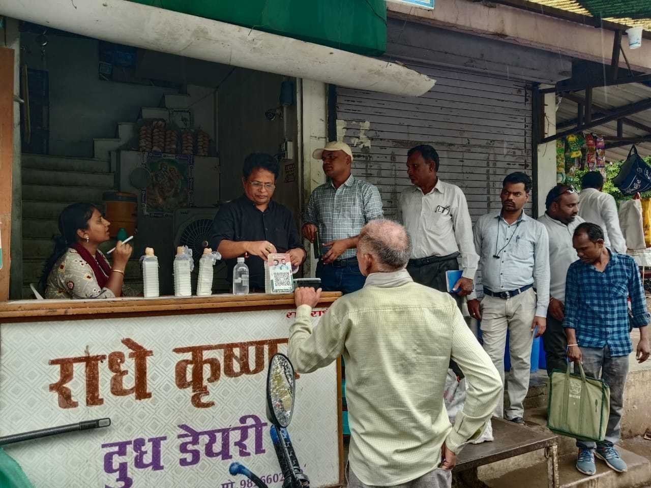 मिलावटी दूध का मामला- राधाकृष्ण डेयरी व खाद्य प्रतिष्ठानों का निरीक्षण कर लिए नमूने