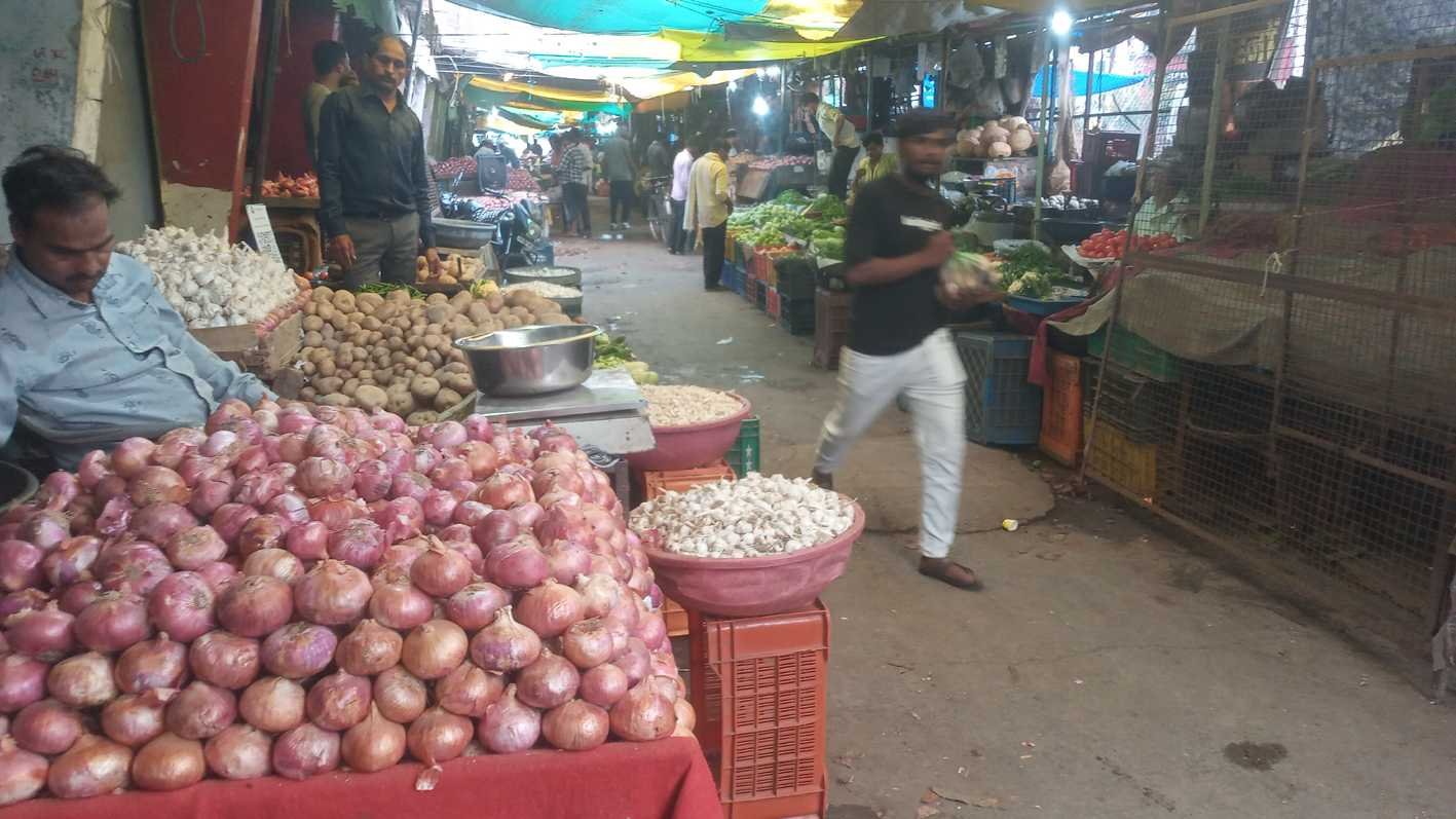 आसमान छू रहे सब्जियों के भाव, रसोई का बजट बिगड़ा