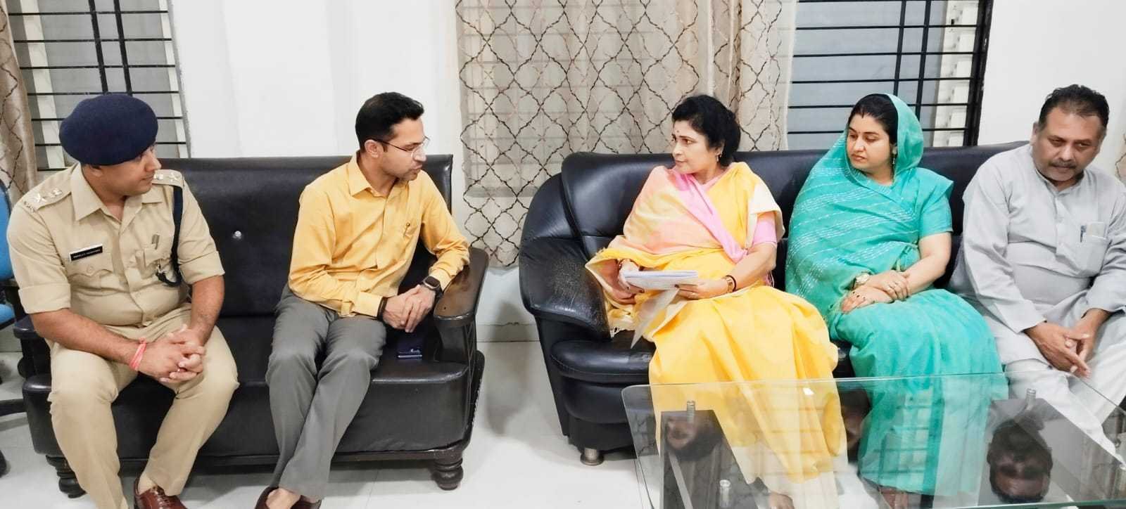 मंत्री कृष्णा गौर का पुष्पगुच्छ देकर किया स्वागत