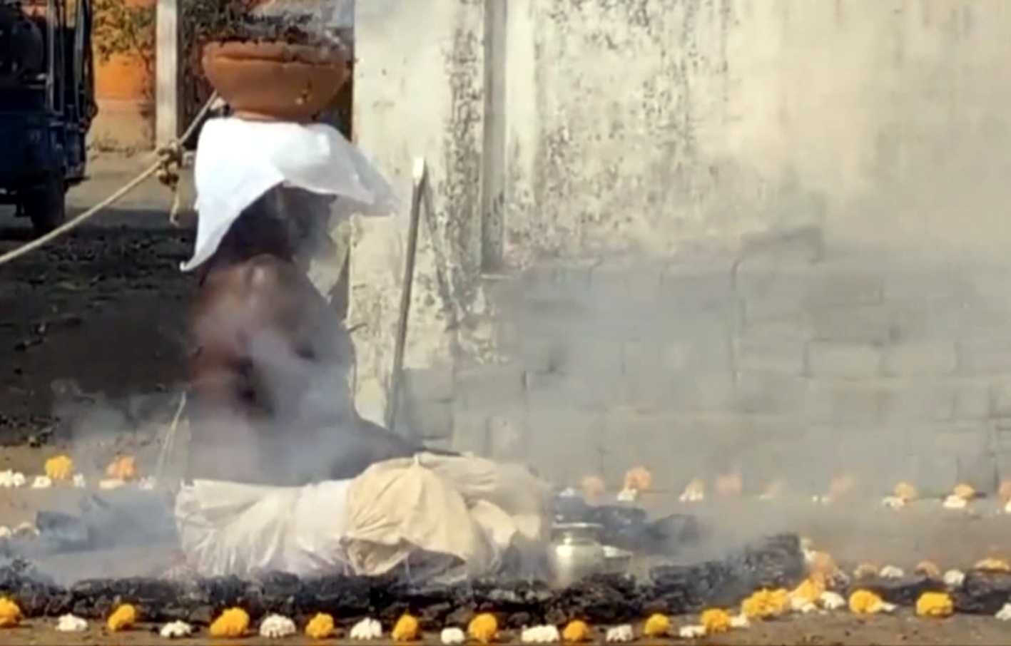 जलते कंडो के बीच बैठकर चार माह से संत कर रहे कठोर साधना