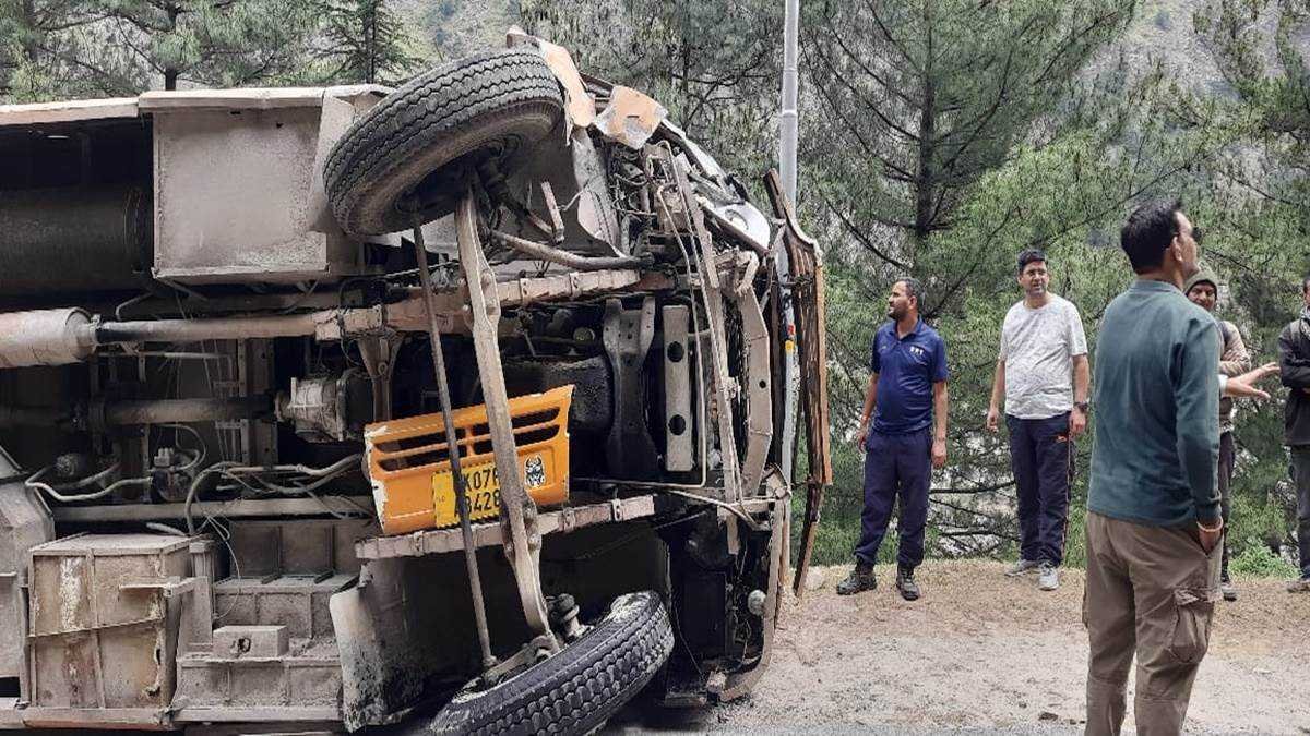 उत्तरकाशी से गंगोत्री जा रही मप्र के तीर्थयात्रियों की बस पलटी, खरगोन जिले के 5 यात्री घायल