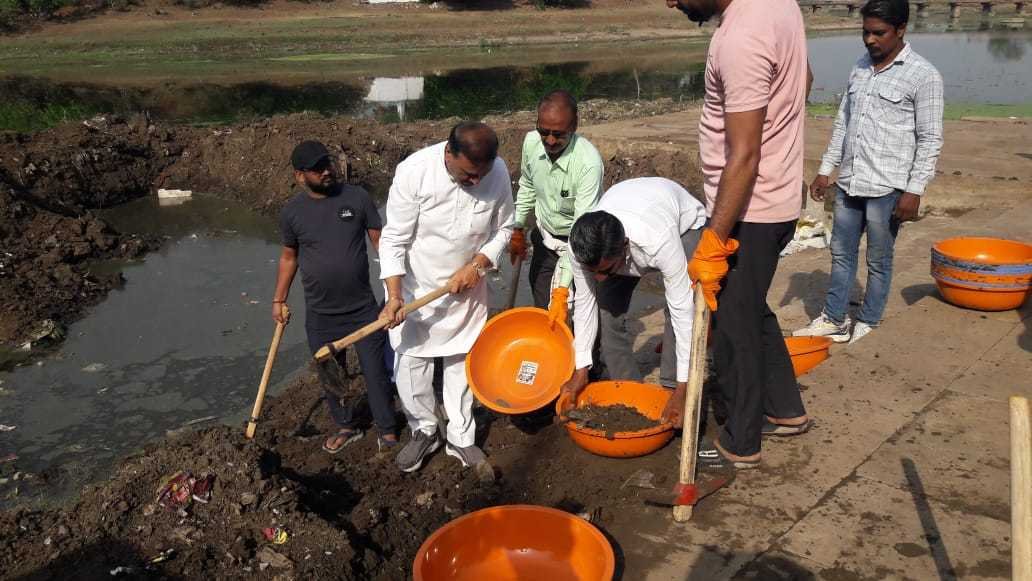 विधायक ने अजनाल नदी पर किया श्रमदान  
