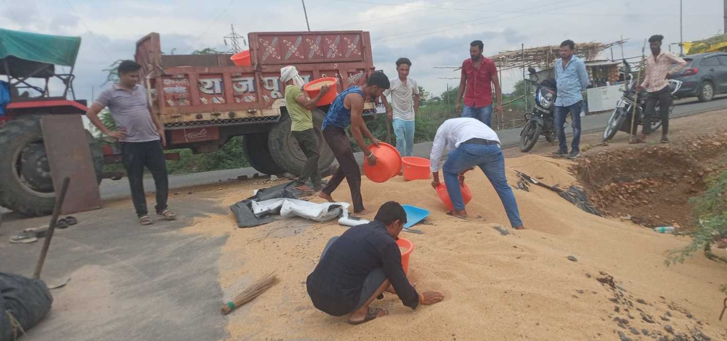 गेहूं से भरी ट्राली पलटी