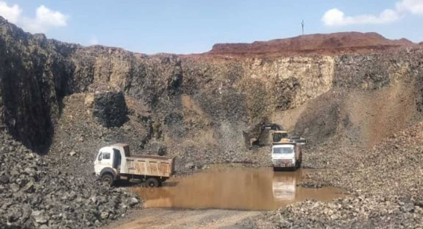 अवैध उत्खनन कर लगा दिए खनिज संपदा के पहाड़