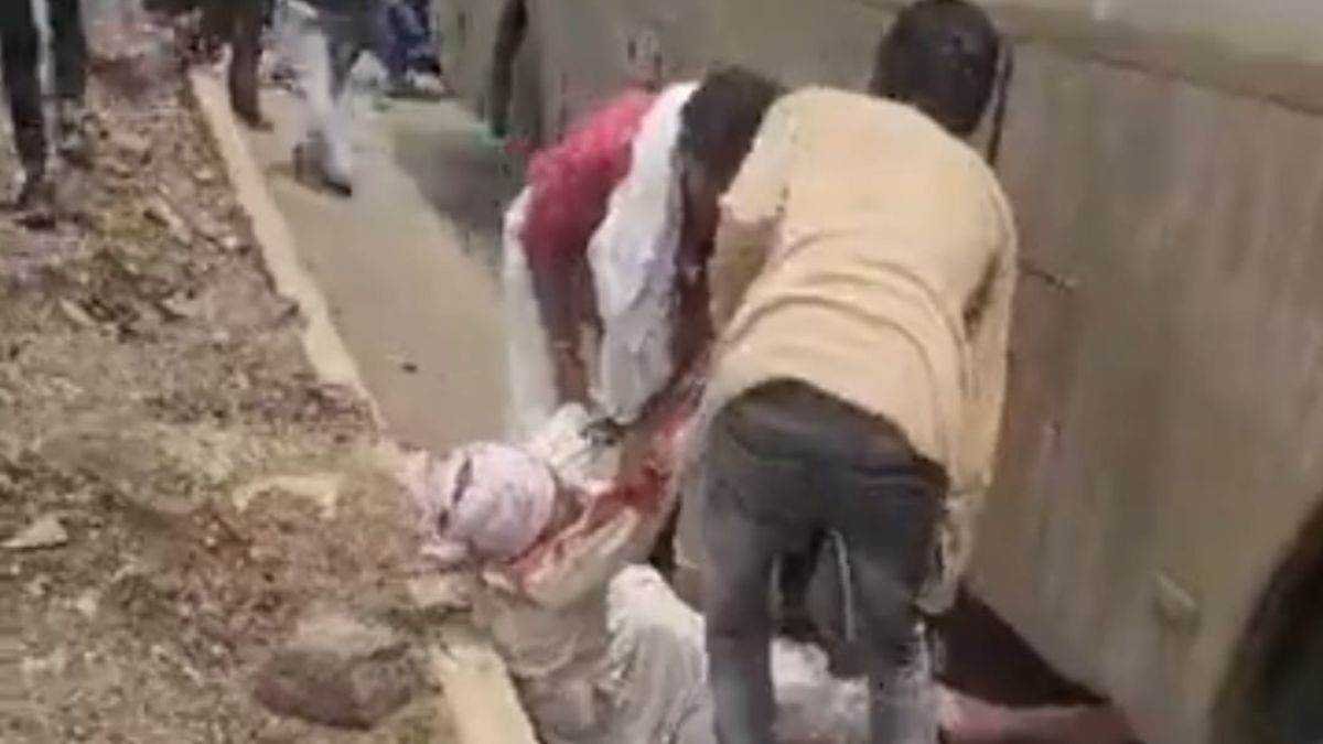 इंदौर-बैतूल हाइवे पर चार्टर्ड बस और बाइक की टक्कर में युवक की मौत, एक घायल