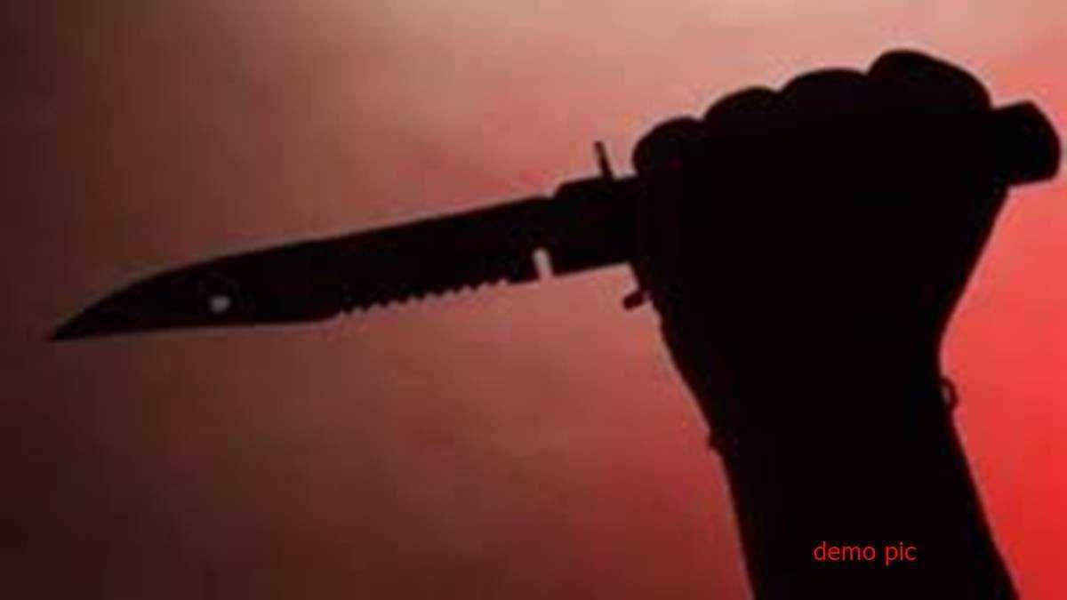 महिला श‍िक्षक के घर आधी रात घुसा बदमाश, कान के पास चाकू से वार, वाॅशरूम में पहुंची तो खून देखकर चीख पड़ी