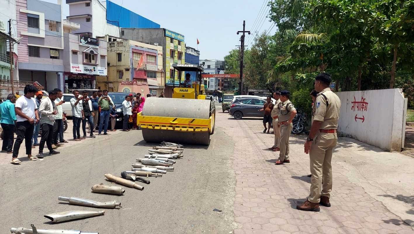 कान फोड़ू साइलेंसरो को जप्त कर ट्राफिक पुलिस ने चलवाया बुलडोजर