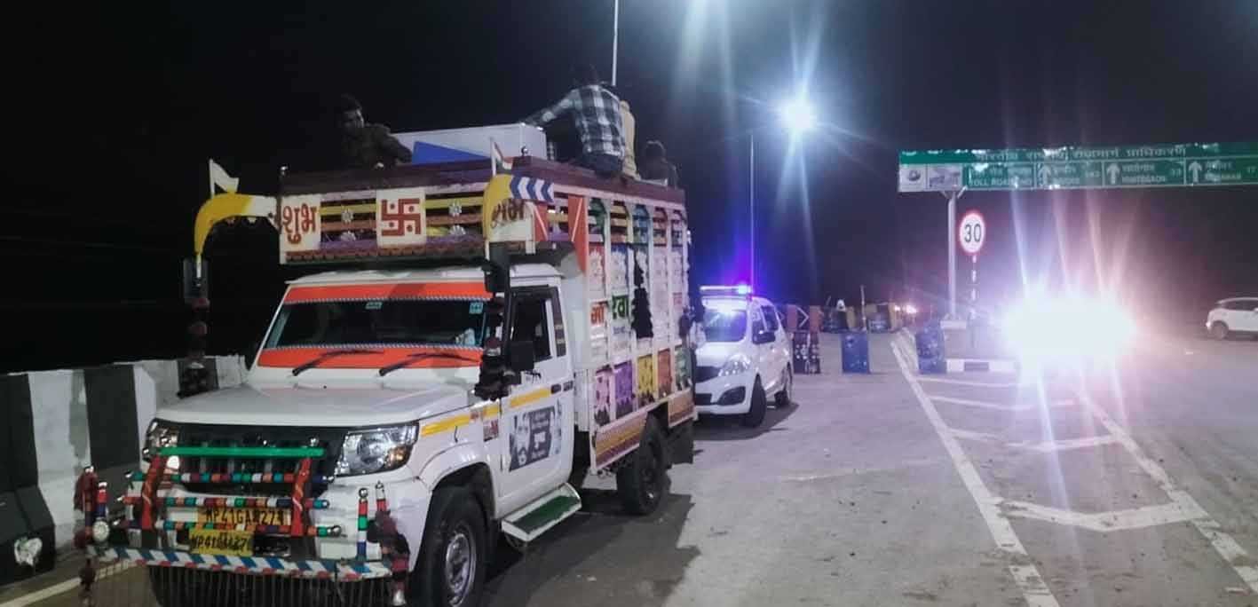 पिकअप वाहन में सवारी बैठाने वाले चालकों पर की कार्यवाही