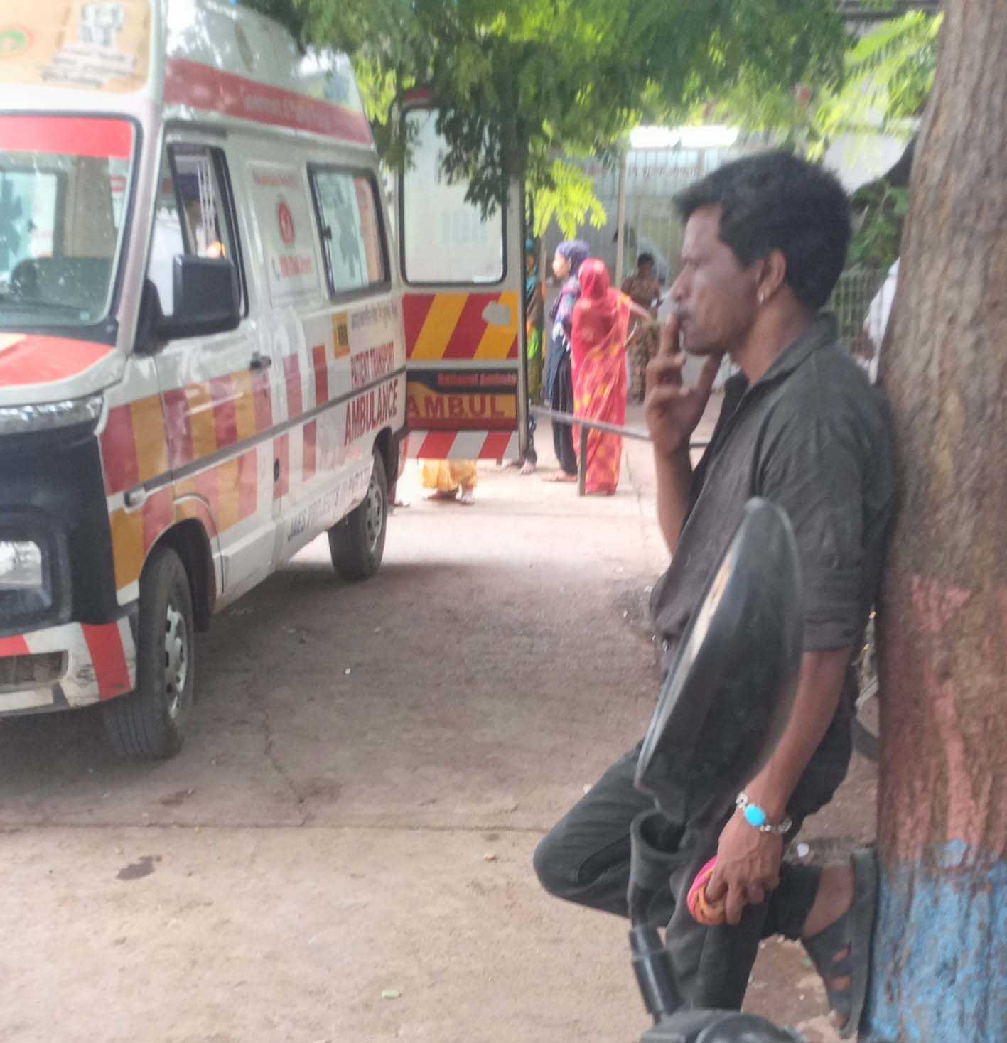 जिला चिकित्सालय को बना दिया पीकदान