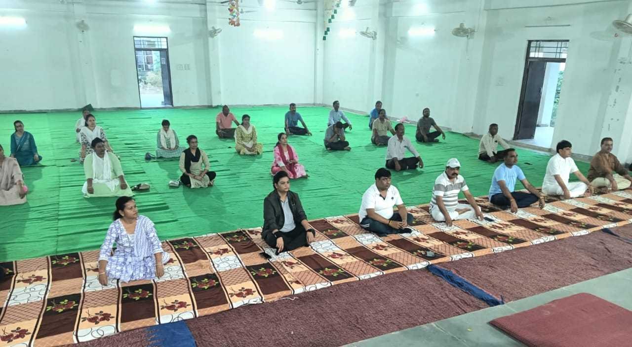 सीएम राइज स्कूल में अधिकारियो ने मनाया अंतर्राष्ट्रीय योग दिवस 
