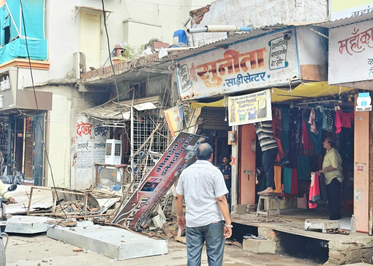 इंद्रा मार्केट के पहले सत्ती घाटे स्थित मार्केट को मरम्मत करने की जरूरत 