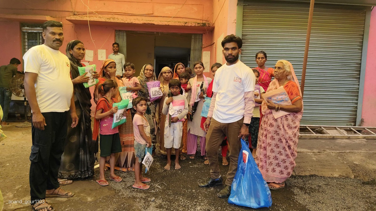 फटाके ब्लास्ट हादसे के पीड़ितों को बाटे रेनकोट और छाते