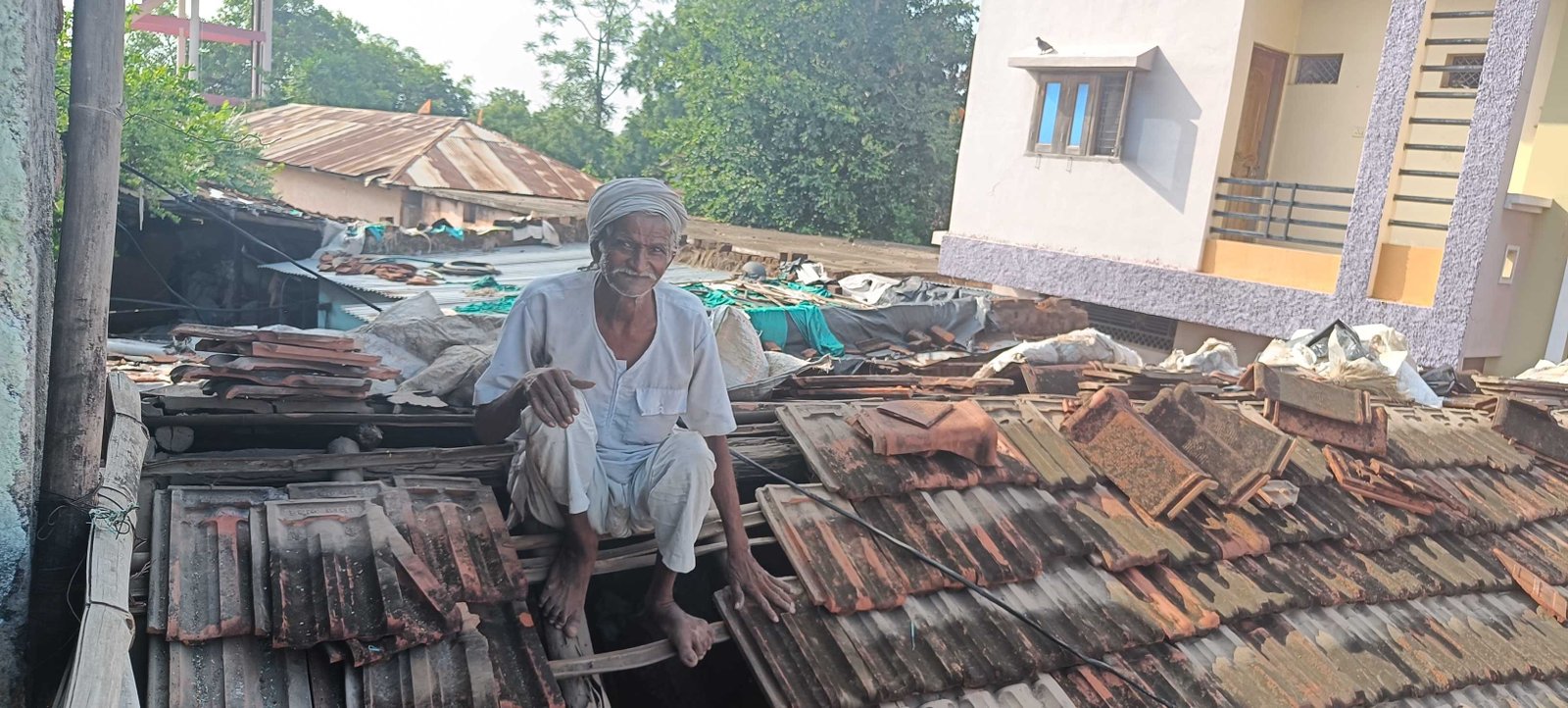 कई सालों से कर रहे हैं कबेलू जमाने का कार्य