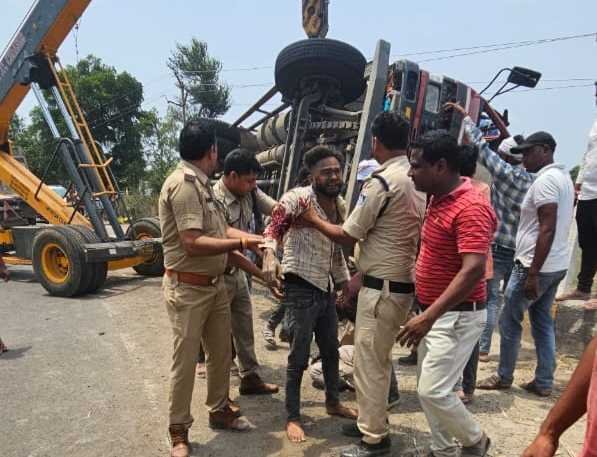 चारखेड़ा पुलिया के पास पलटा रद्दी से भरा ट्रक