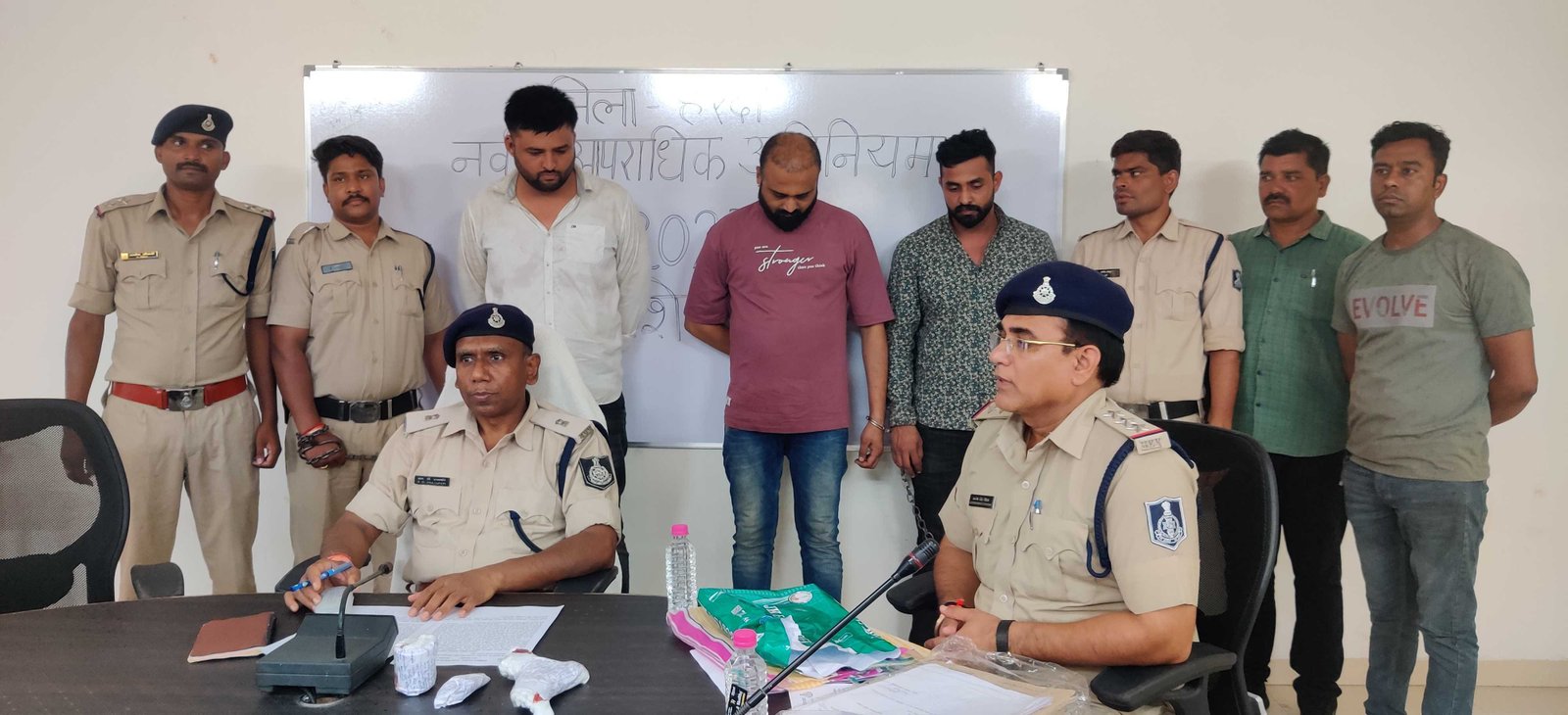 पुलिस को मिली बड़ी सफलता- तीन आरोपी गिरफ्तार, 5 लाख की एमडी सहित देशी पिस्टल, कारतूस जब्त