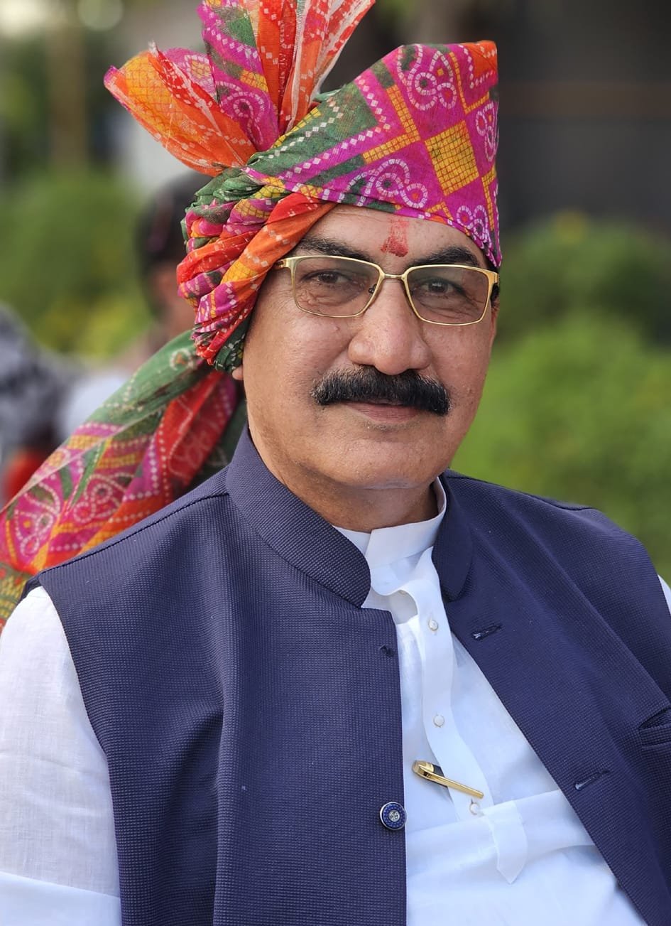 हरदा- हंडिया सड़क पर हो रहे बड़े-बड़े गड्ढे  : ओम पटेल