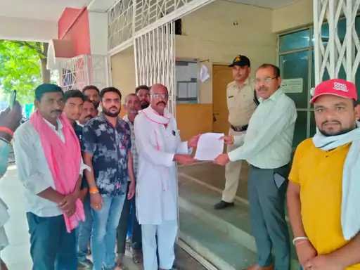 फसल बीमा राशि दिलाने डिप्टी कलेक्टर को सौंपा ज्ञापन
