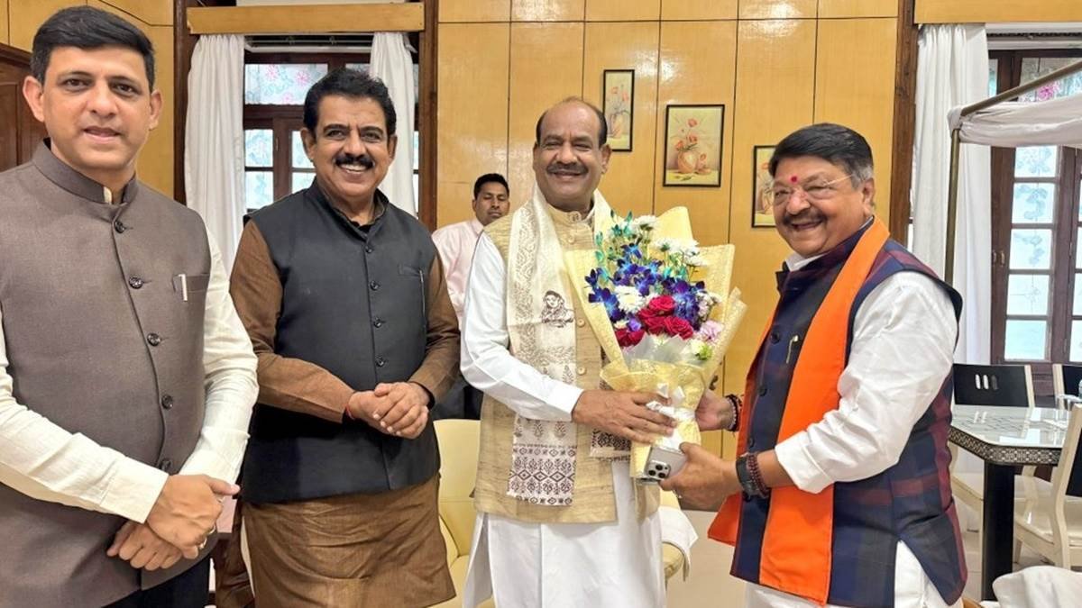 लोकसभा अध्‍यक्ष ओम बिरला पहुंचे इंदौर, ‘एक पेड़ मां के नाम’ अभियान के तहत लगाया पौधा