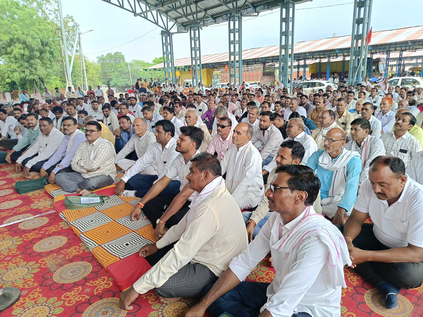 मूंग खरीदी में तीन सूत्रीय मांगो को लेकर किसानों का धरना प्रदर्शन शुरू