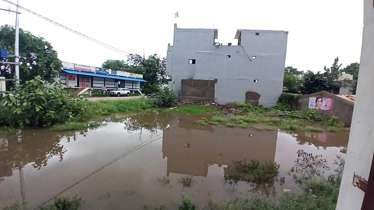 सड़क बनी दरिया…