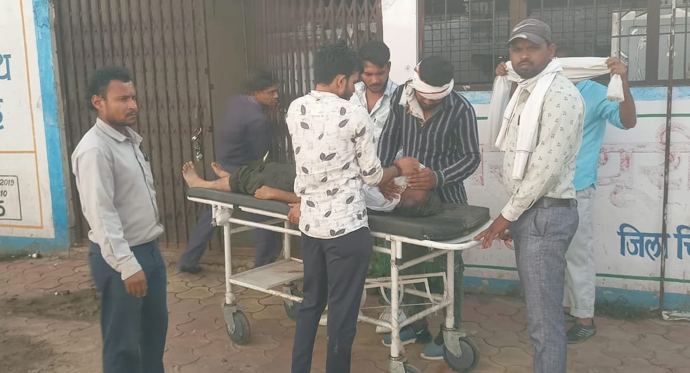 खेत में काम करते वक्त एक की करंट लगने तो दूसरे की सर्पदंश से मौत, तीसरे का चल रहा उपचार