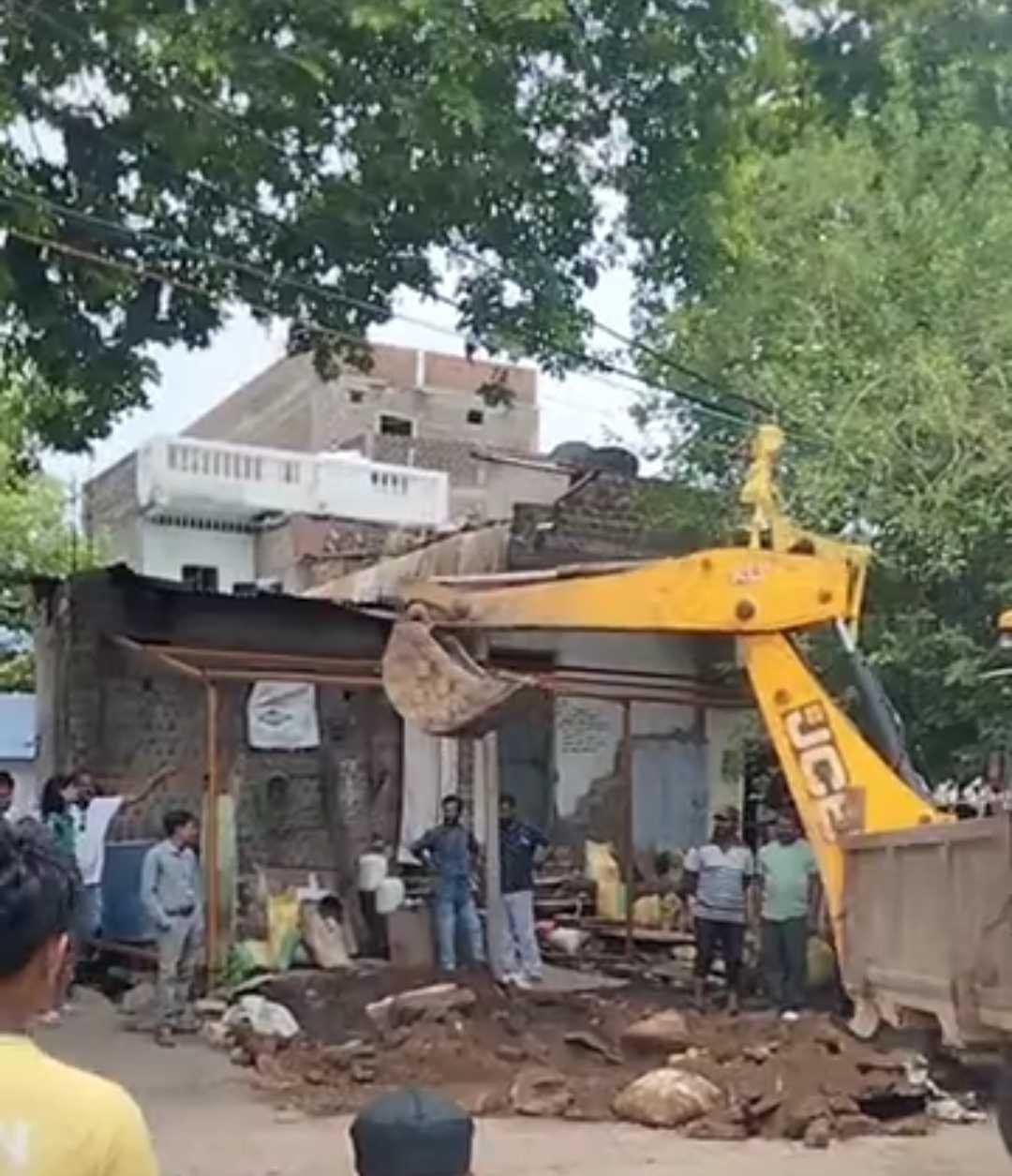 नपा ने की कार्यवाही, अवैध अतिक्रमण हटाया