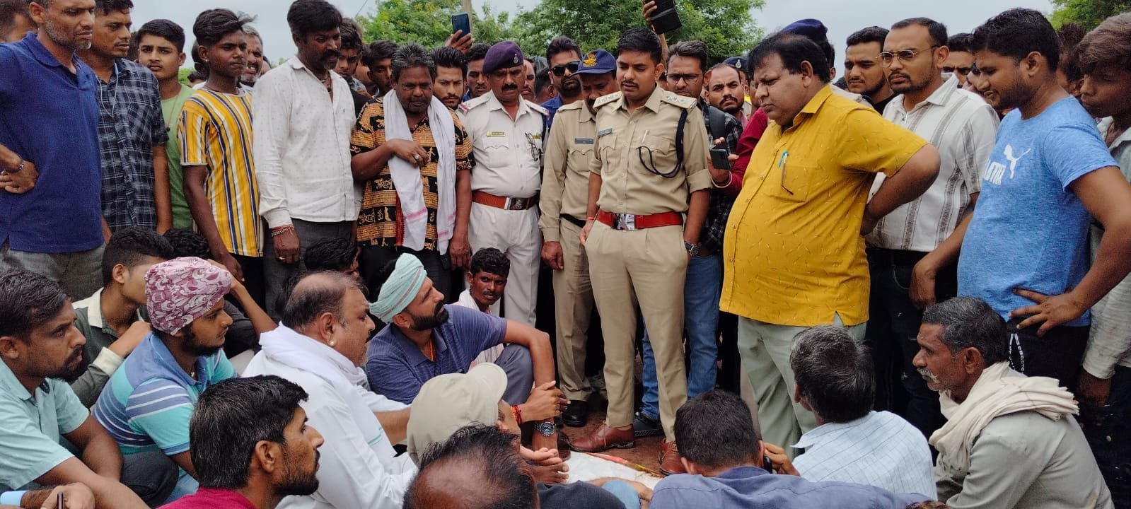 (किसानों की समस्याओं को लेकर कांग्रेस नेता पुष्पराज पटेल सैकड़ो किसानों के साथ सड़क पर चक्का जाम कर बैठ गए किसानों द्वारा जमकर नारेबाजी की गई कुछ दर बाद समिति के पास तुलाई का आदेश आ गया जिसे सर्वेयर द्वारा पटेल को दिखाया गया। प्रशासन के अधिकारी किसानों को सड़क से हटकर जाम खुलवाने की गुजारिश करते दिखाई दिए एसडीओपी सोहागपुर जाम खुलवाने को लेकर किसानों के सामने हाथ जोड़ते नजर आए)