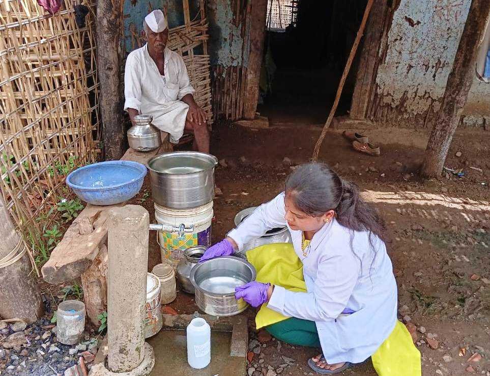 ग्राम बड़वानी में जल स्रोतों से लिये गये पानी के सैम्पल सभी का पानी पीने योग्य पाया गया