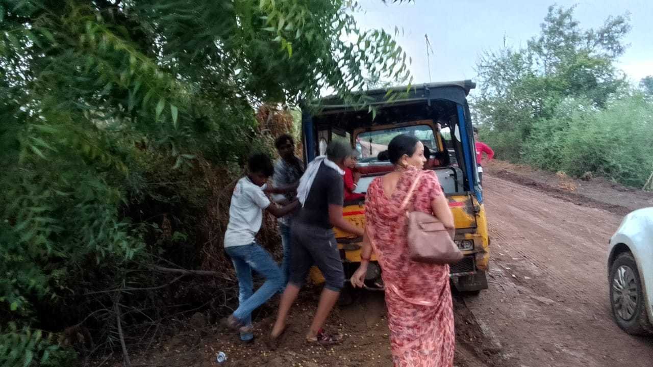 ठेकेदार सड़क निर्माण में बरत रहे लापरवाही, मुरूम की जगह  मिट्टी का हो रहा उपयोग,