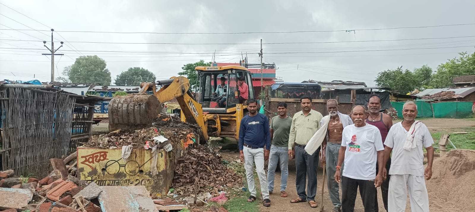 पेयजल टंकियों में क्लोरिन की गोली डालीं, नालियों की साफ़ सफाई तेजी से हो रही।